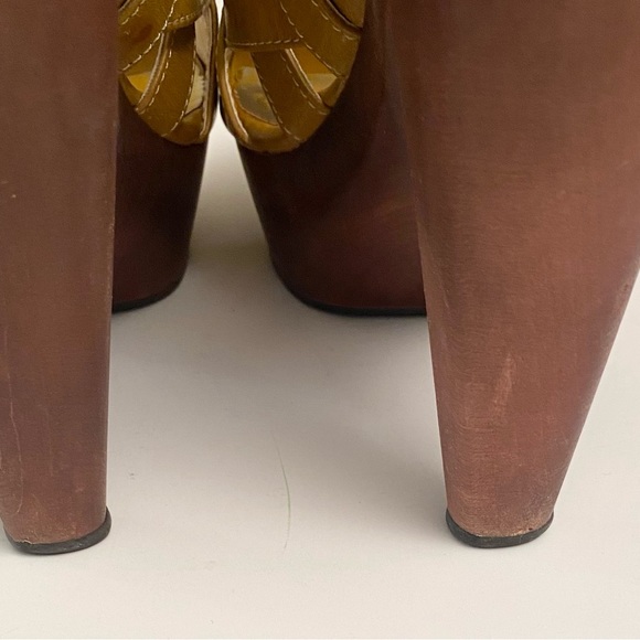 EUC! Guess brand. If you need a heel in the yellow family, this is it. - Picture 9 of 10